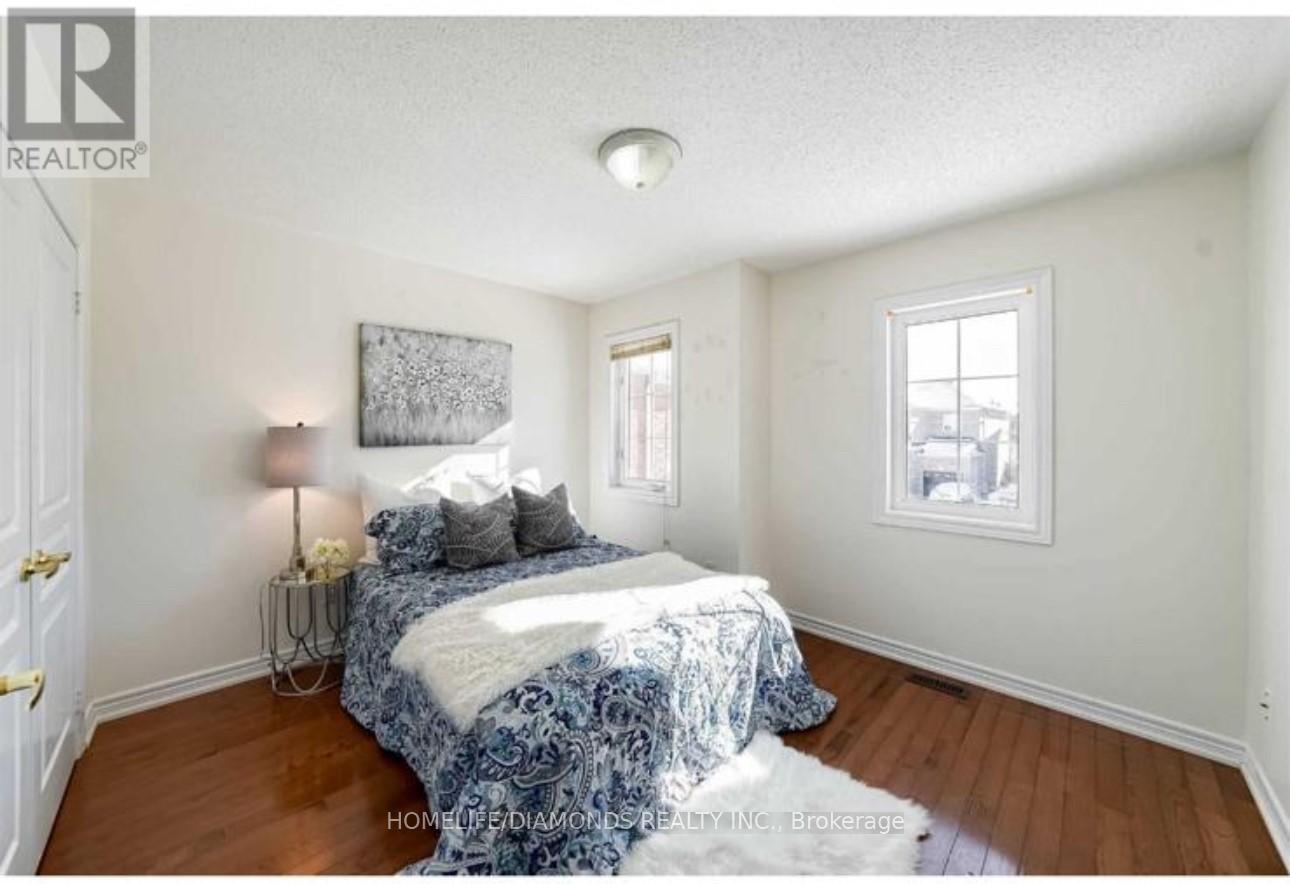 Photo 12 of 35 Fishing Crescent, Brampton ON