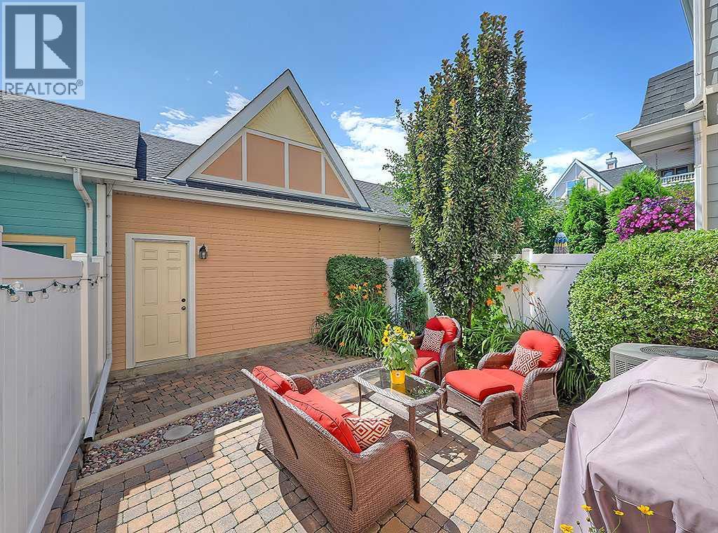 32 Versailles Gate SW, Calgary, Alberta