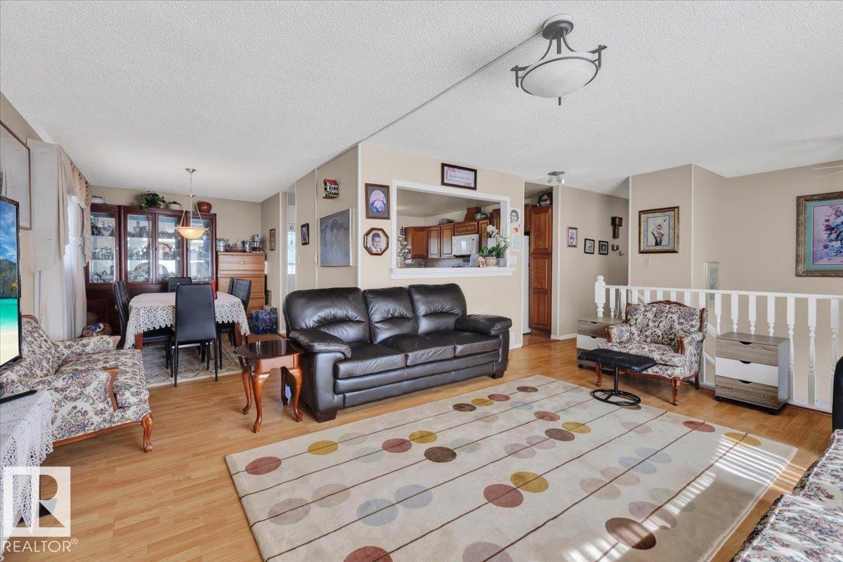 Photo 10 of 18516 96 Av Nw, Edmonton AB