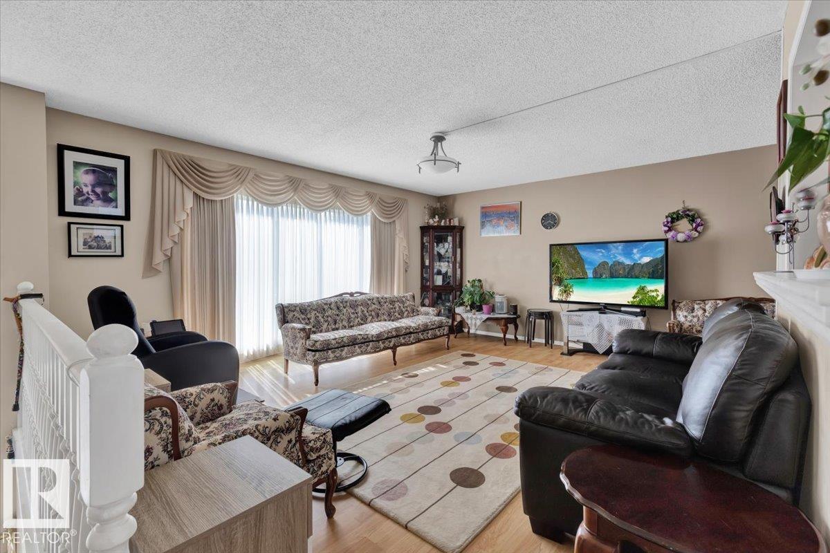 Photo 8 of 18516 96 Av Nw, Edmonton AB