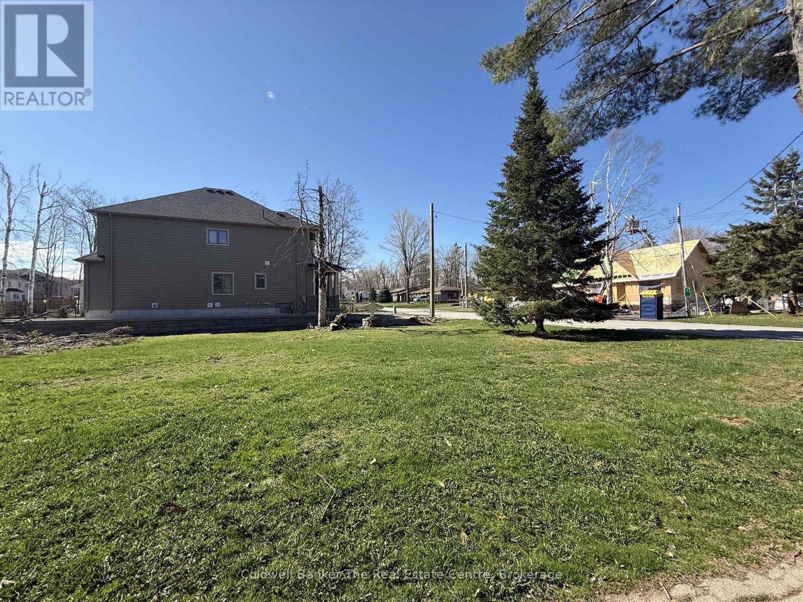 Photo 3 of 460 Wellington Street, Gravenhurst ON
