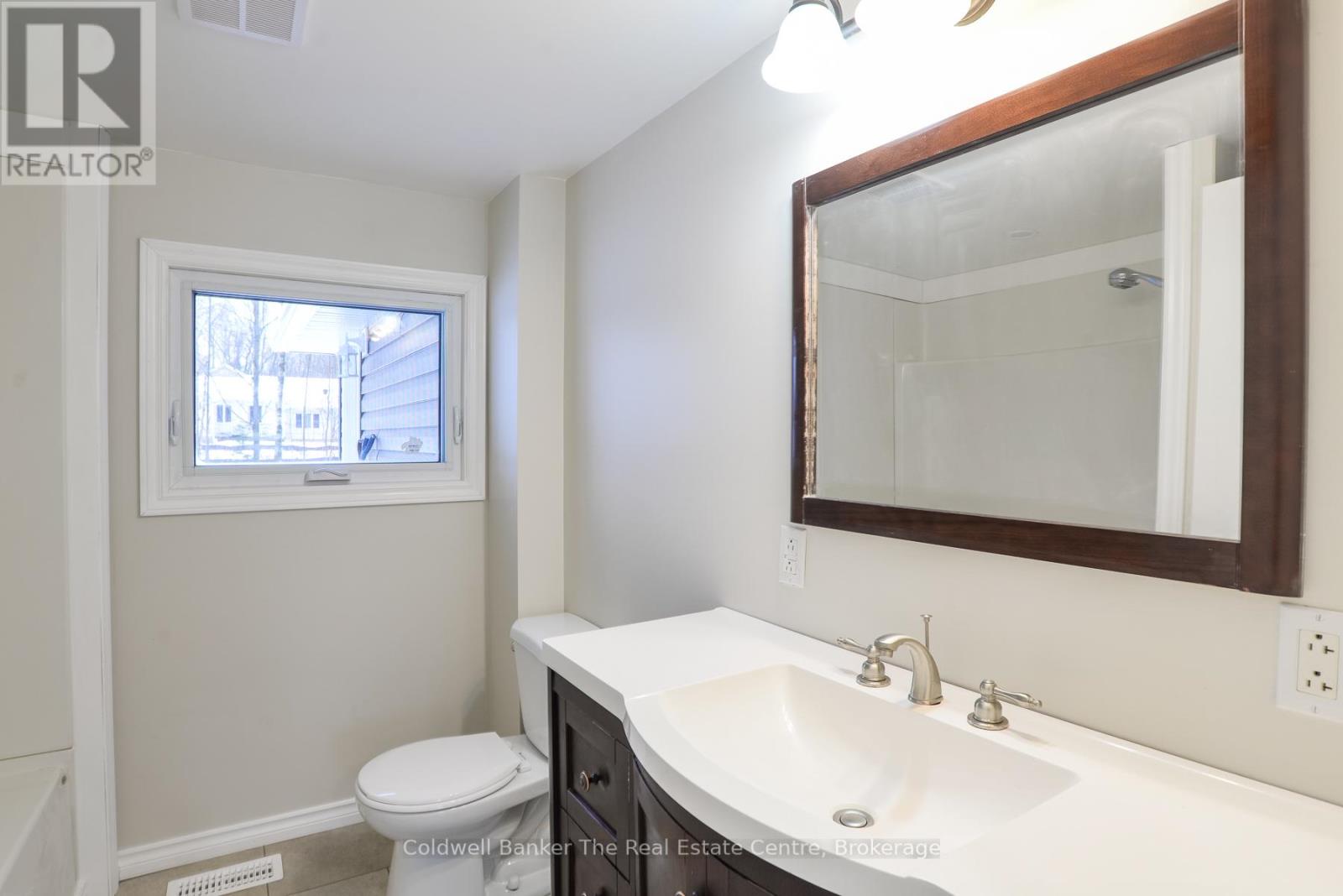 Photo 13 of 460 Wellington Street, Gravenhurst ON