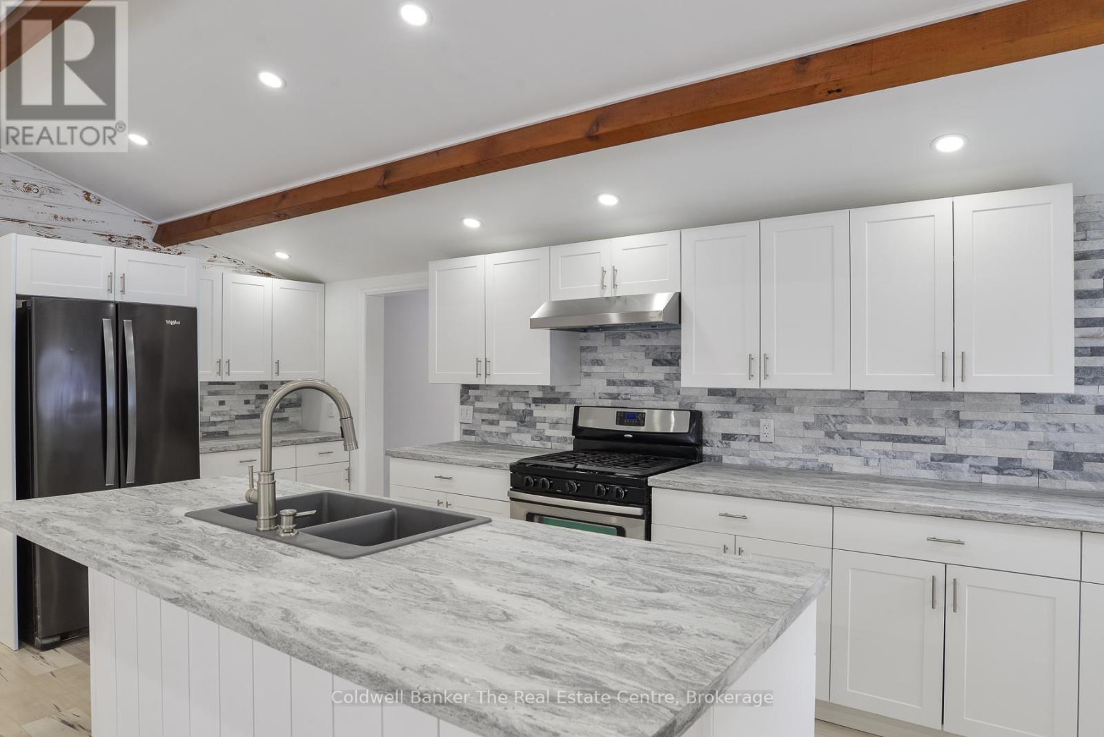 Photo 5 of 460 Wellington Street, Gravenhurst ON
