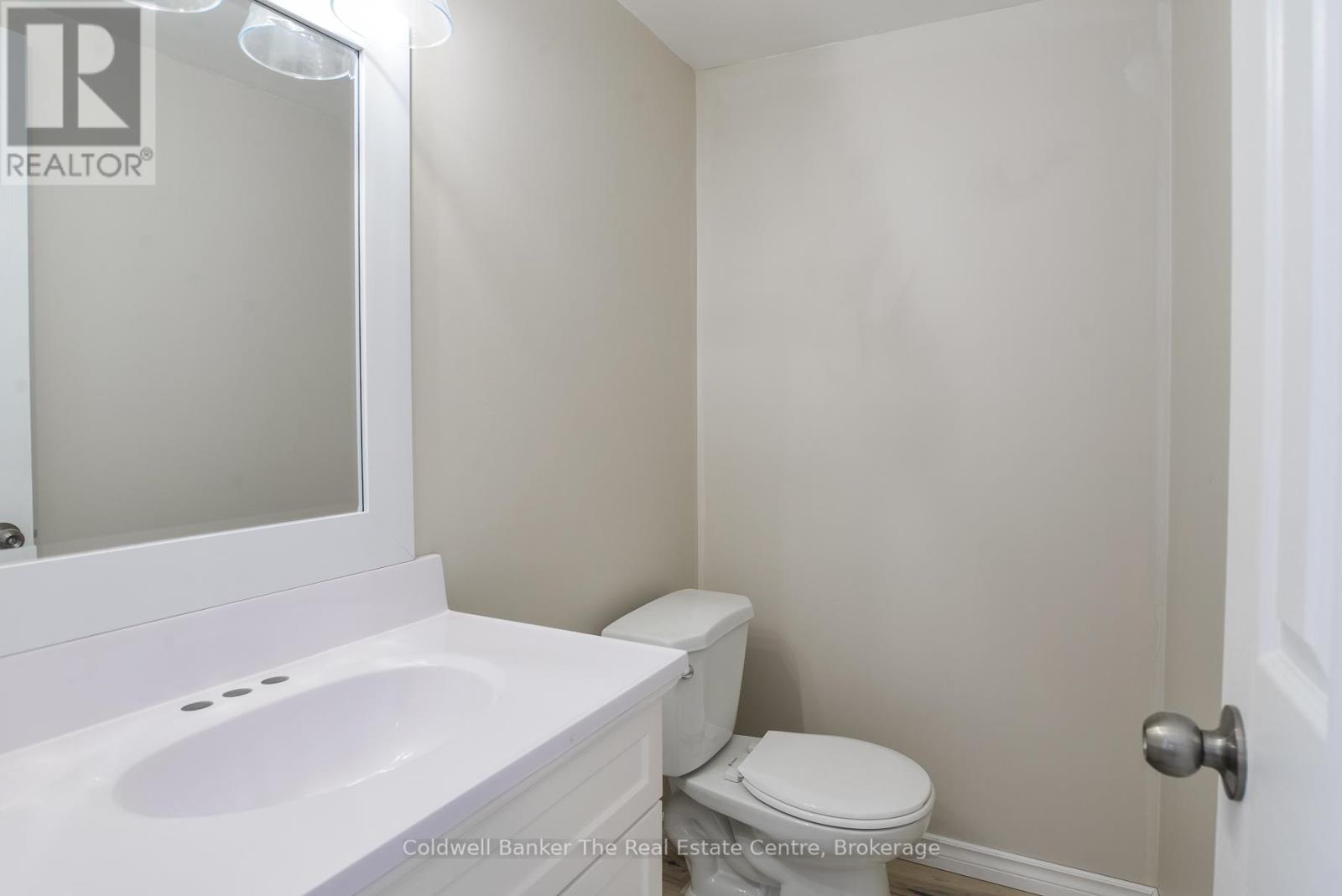 Photo 2 of 460 Wellington Street, Gravenhurst ON