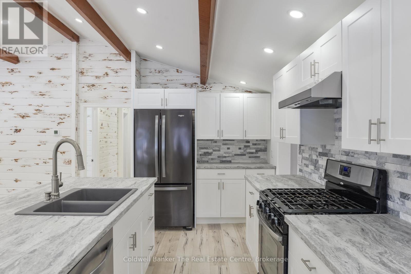 Photo 22 of 460 Wellington Street, Gravenhurst ON