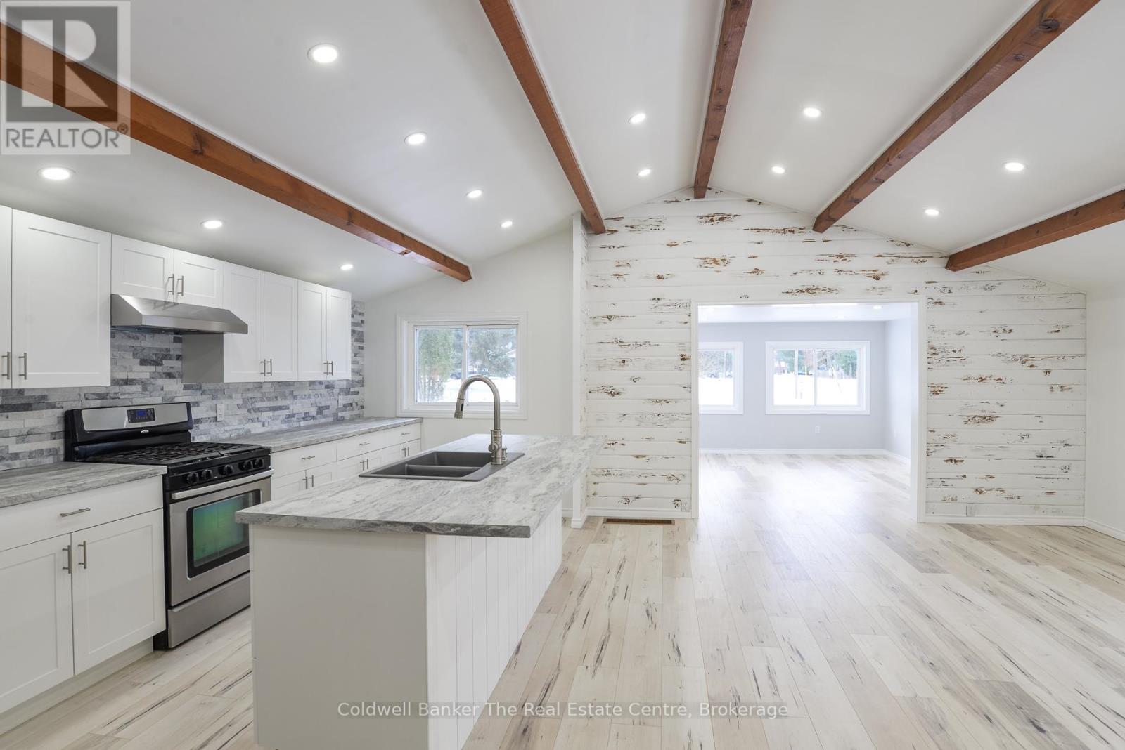 Photo 1 of 460 Wellington Street, Gravenhurst ON