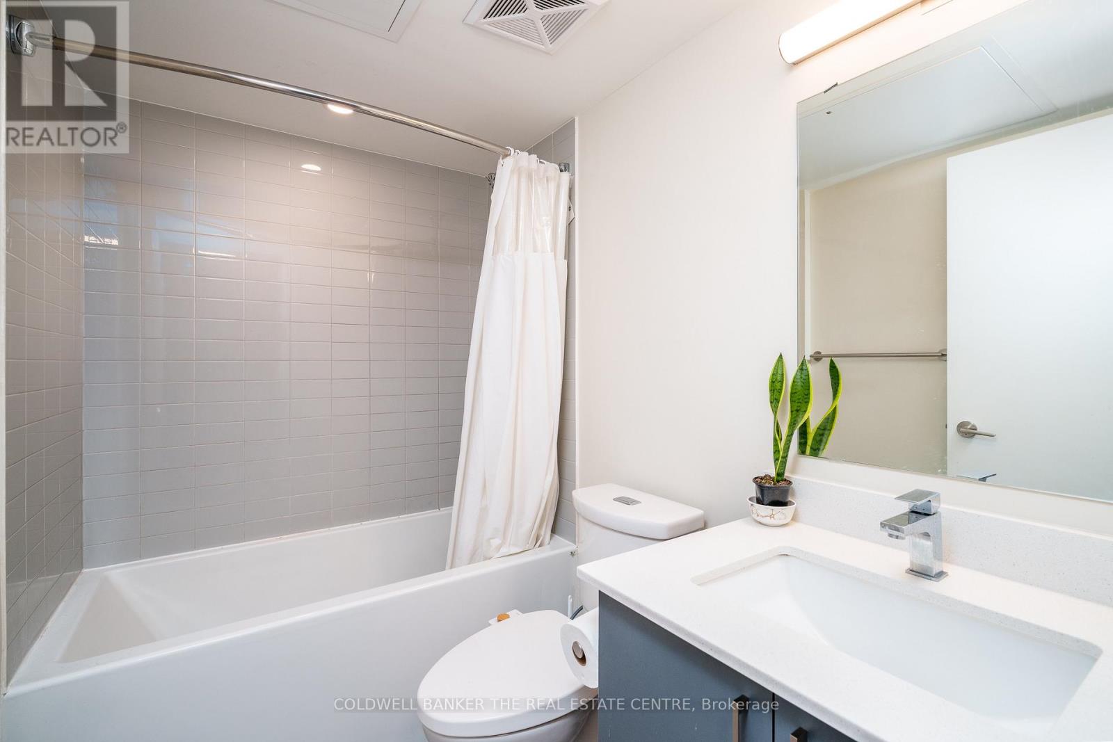 Photo 17 of 104 38 Monte Kwinter Court, Toronto ON