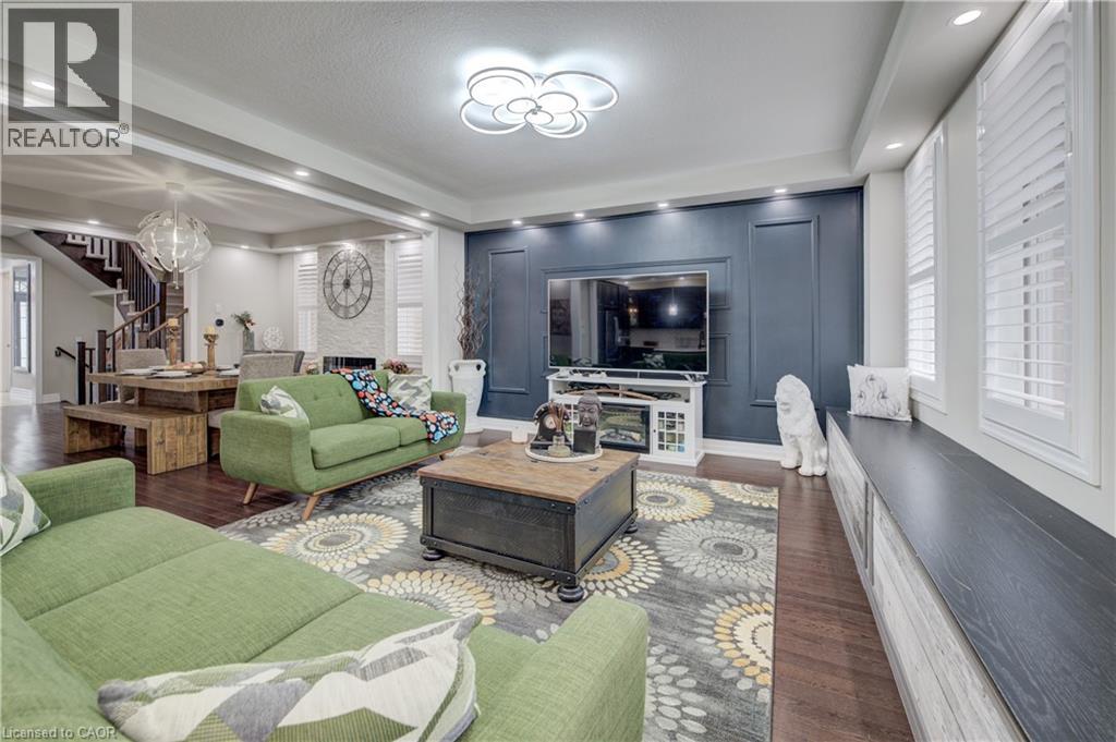 Photo 3 of 39 Wannamaker Crescent, Cambridge ON
