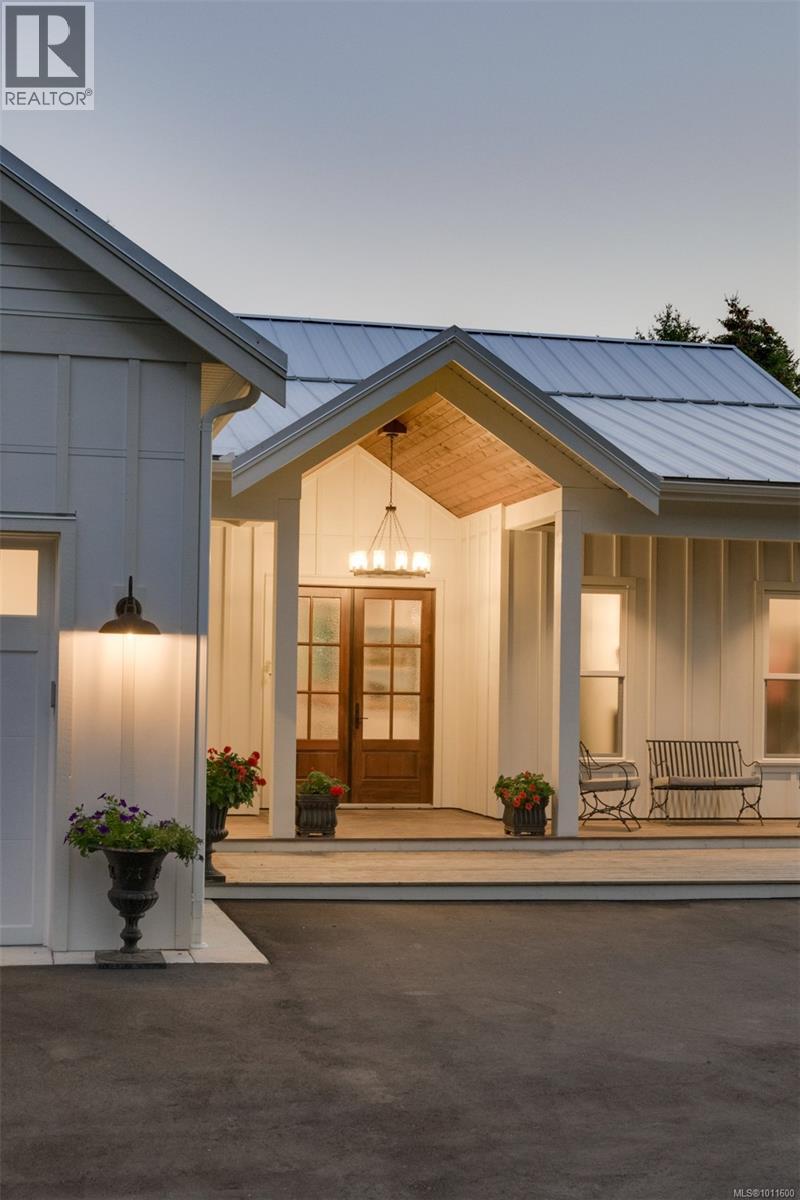 Photo 4 of 471 Green Mountain Rd, Saanich BC