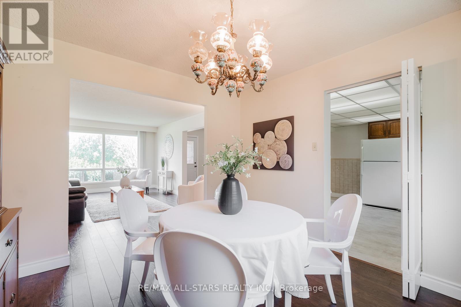 Photo 11 of 45 Wellpark Boulevard, Toronto ON
