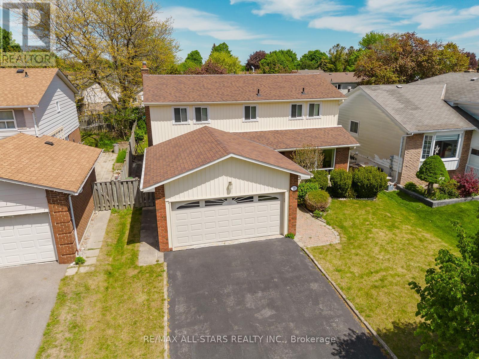 Photo 3 of 45 Wellpark Boulevard, Toronto ON
