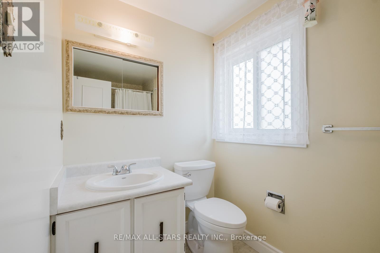 Photo 30 of 45 Wellpark Boulevard, Toronto ON