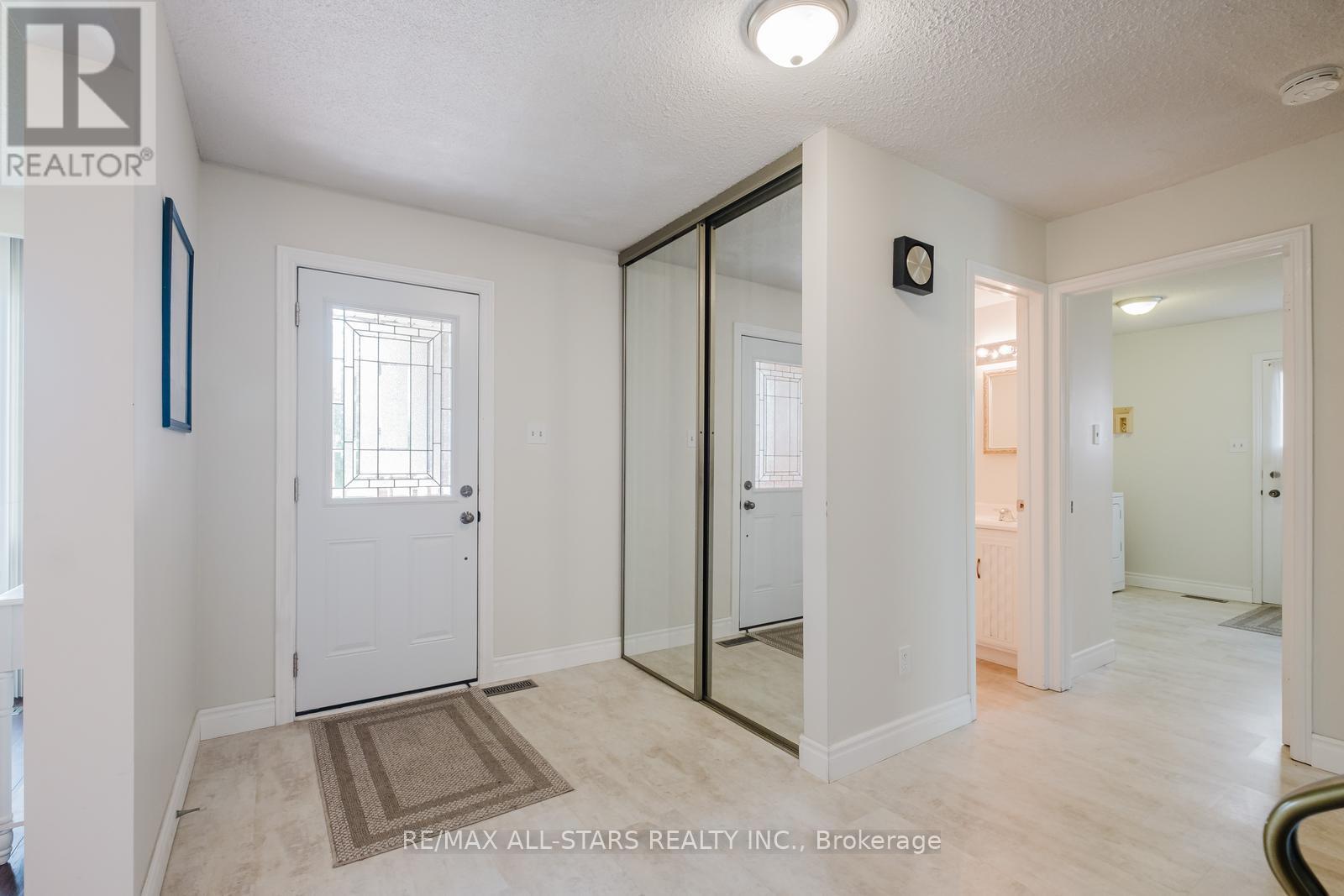 Photo 4 of 45 Wellpark Boulevard, Toronto ON