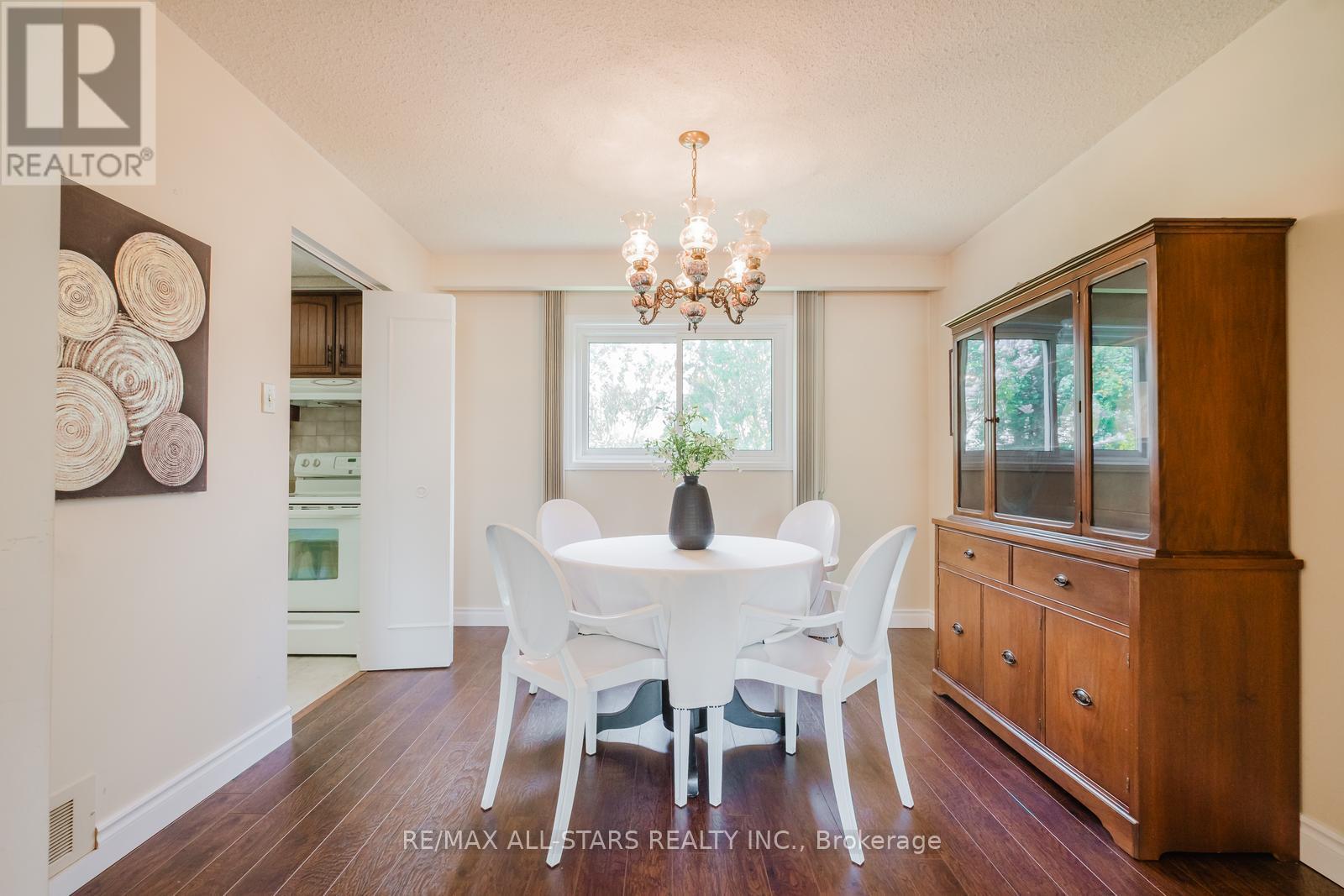Photo 9 of 45 Wellpark Boulevard, Toronto ON