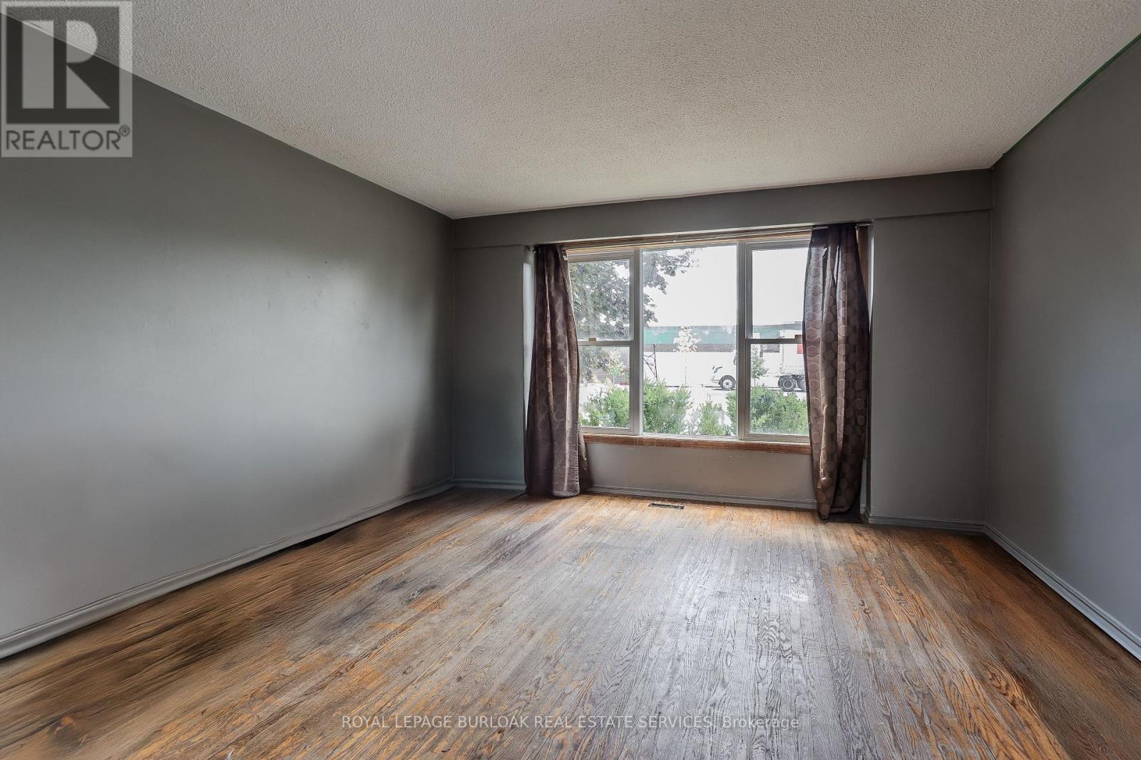 Photo 4 of 4050 Longmoor Drive, Burlington ON