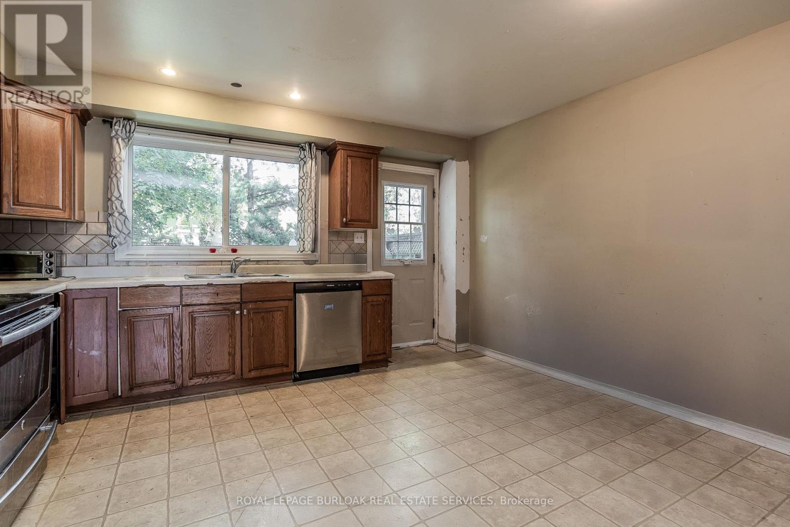 Photo 8 of 4050 Longmoor Drive, Burlington ON
