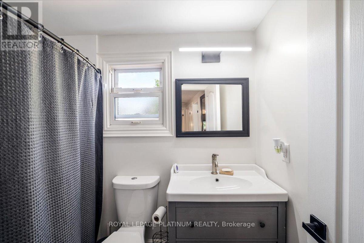 Photo 32 of 93 Elmvale Avenue, Brampton ON