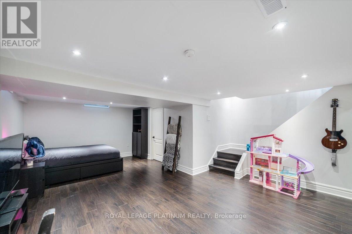 Photo 33 of 93 Elmvale Avenue, Brampton ON