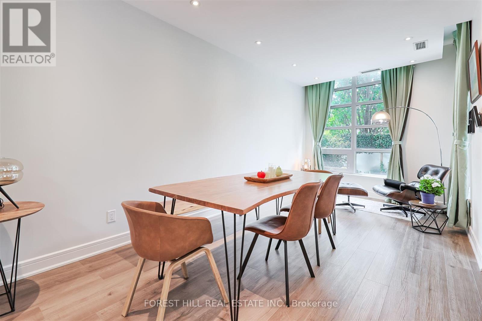 Photo 14 of Th 120 35 Brian Peck Crescent, Toronto ON