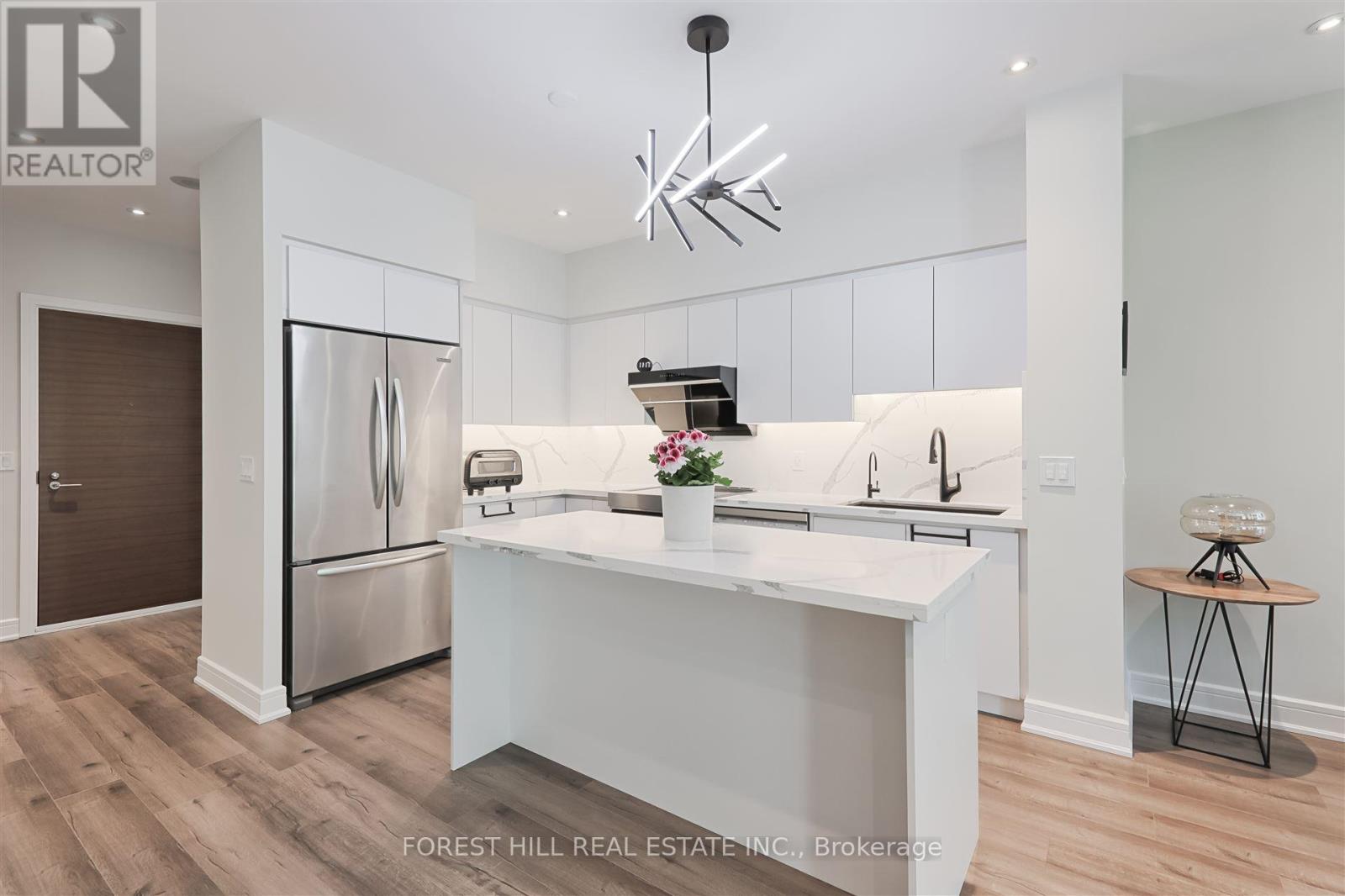 Photo 9 of Th 120 35 Brian Peck Crescent, Toronto ON