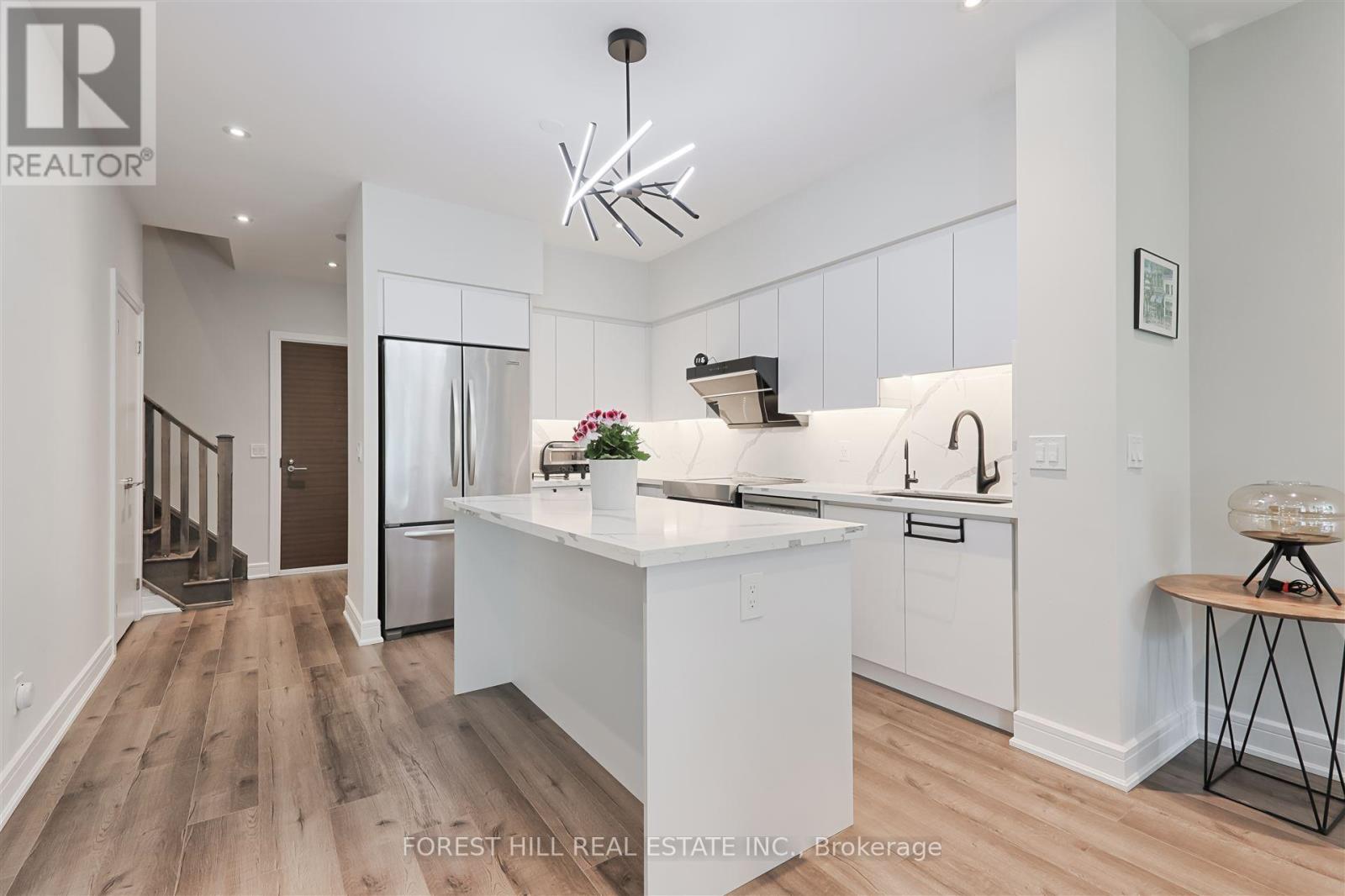 Photo 10 of Th 120 35 Brian Peck Crescent, Toronto ON