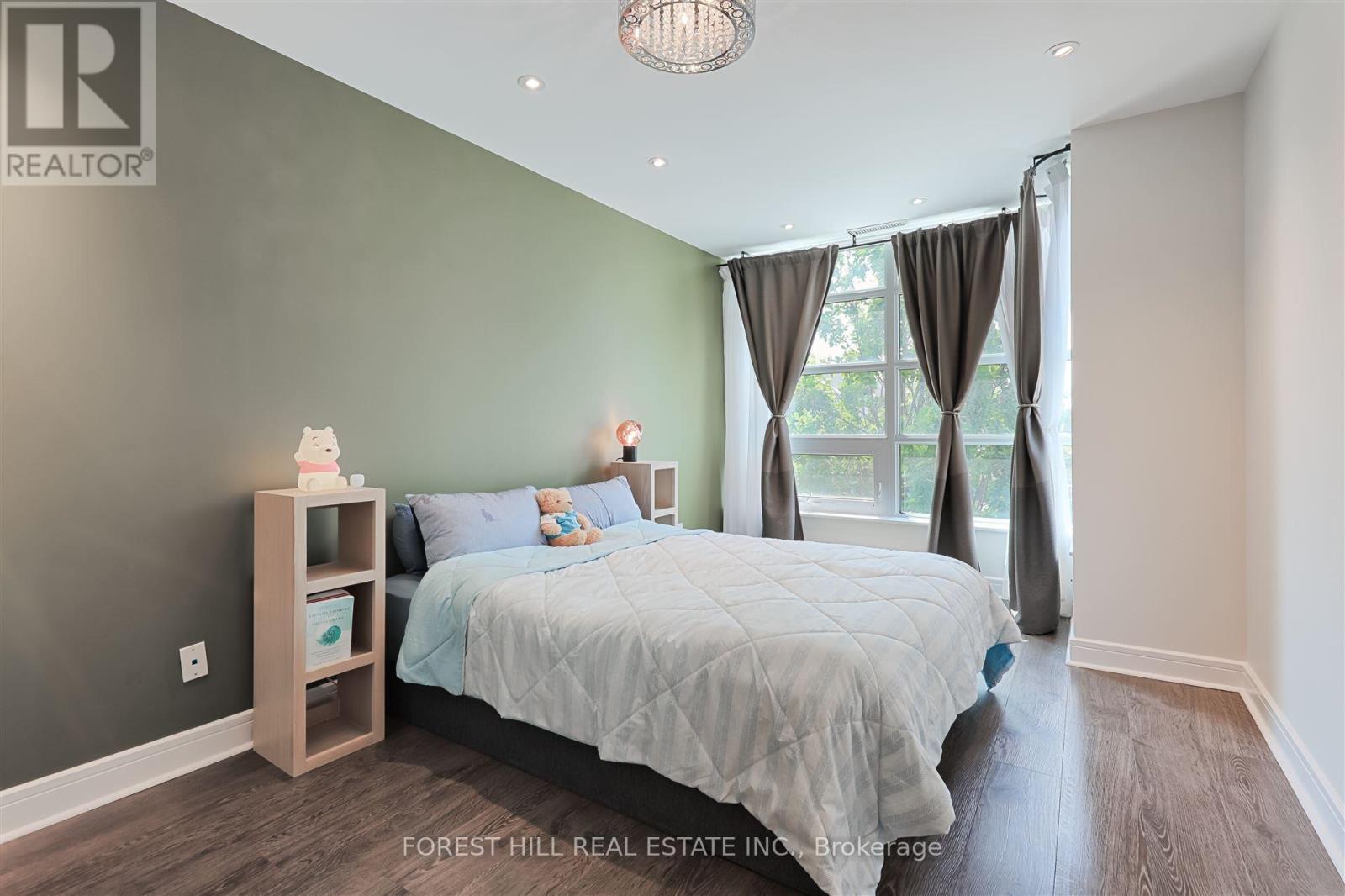 Photo 25 of Th 120 35 Brian Peck Crescent, Toronto ON