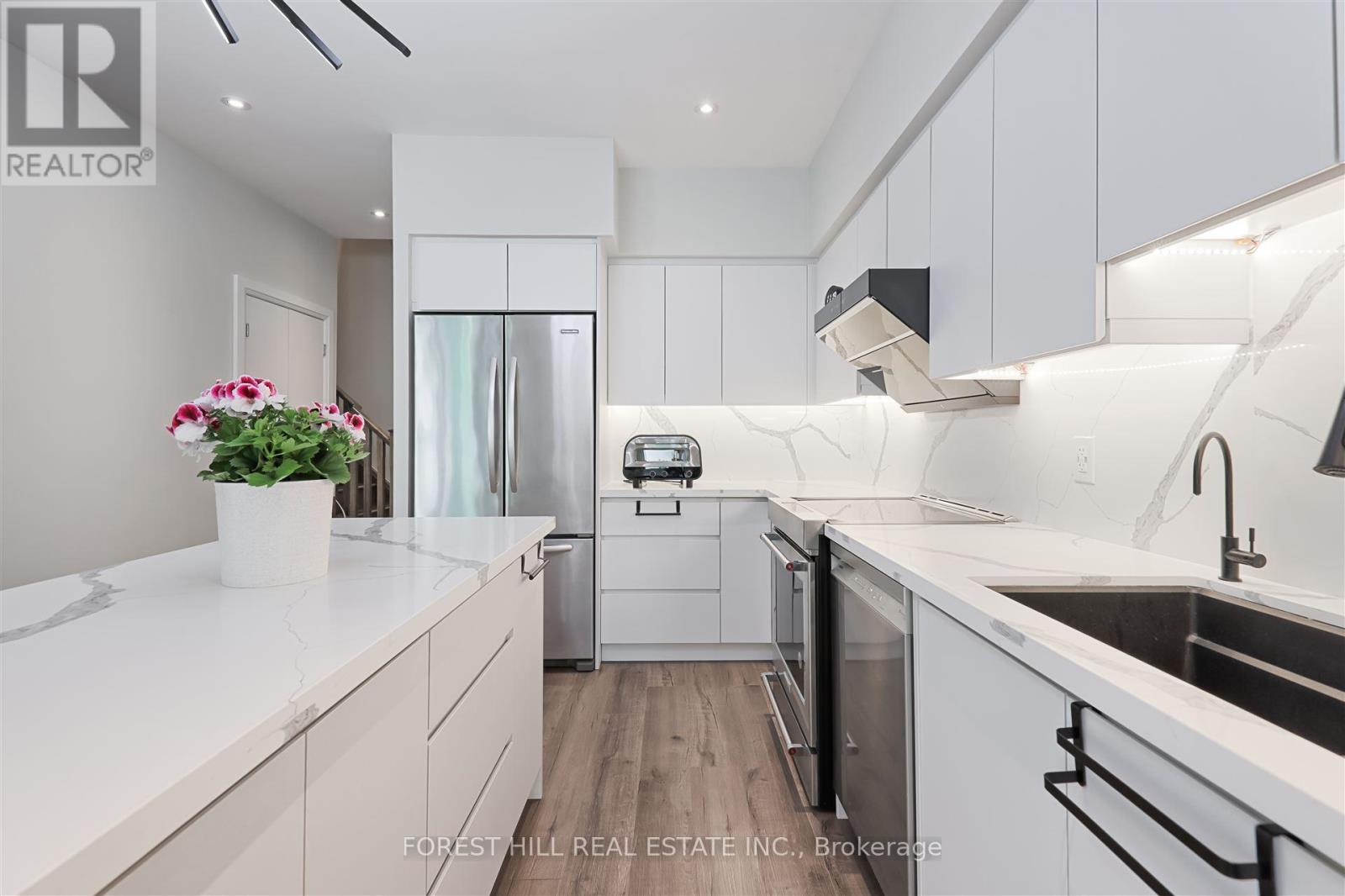 Photo 11 of Th 120 35 Brian Peck Crescent, Toronto ON