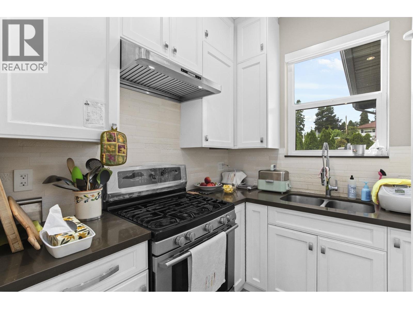 Photo 15 of 6326 Dawson Street, Burnaby BC