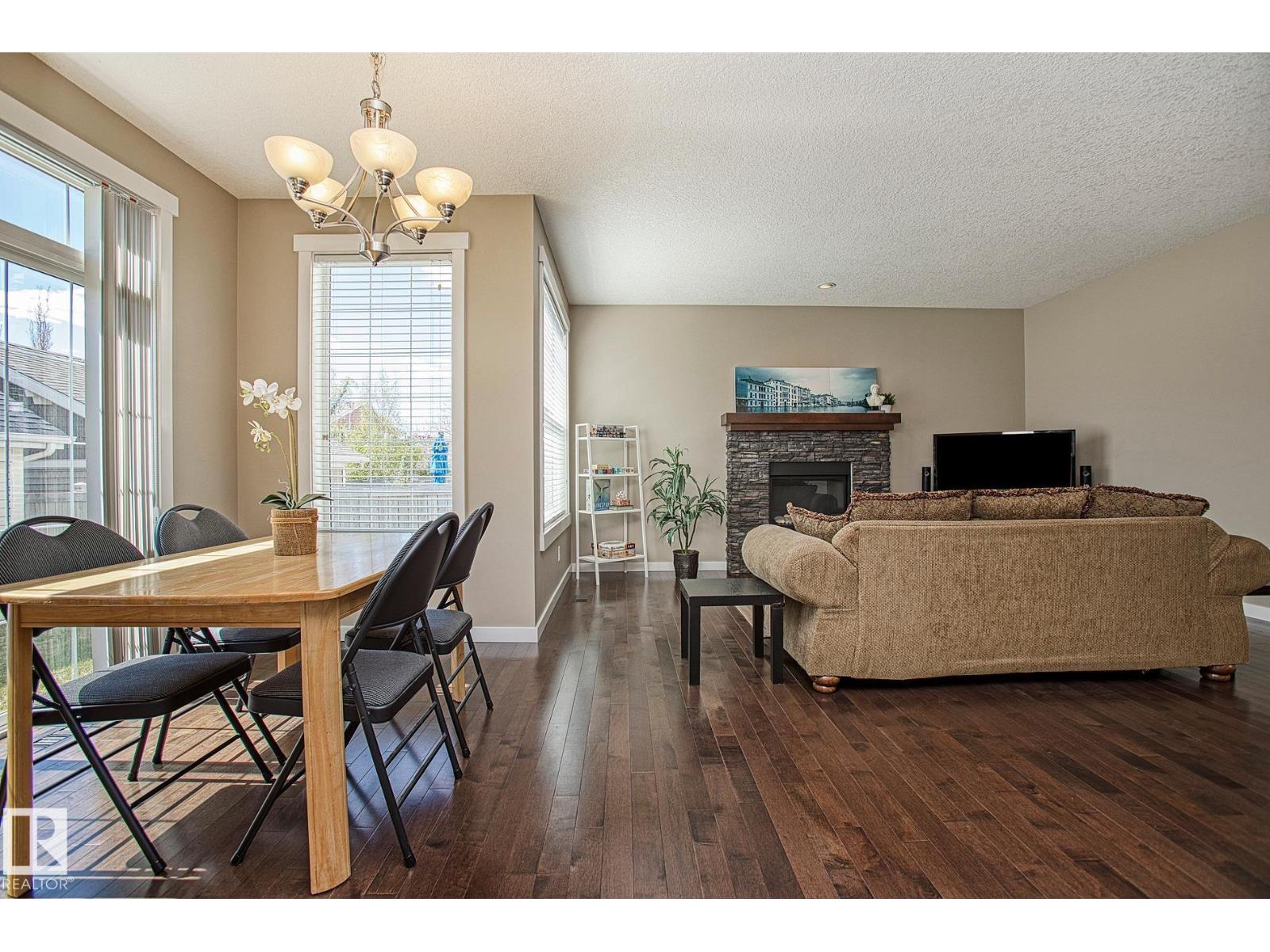 Photo 4 of 711 Decoteau Wy Nw, Edmonton AB