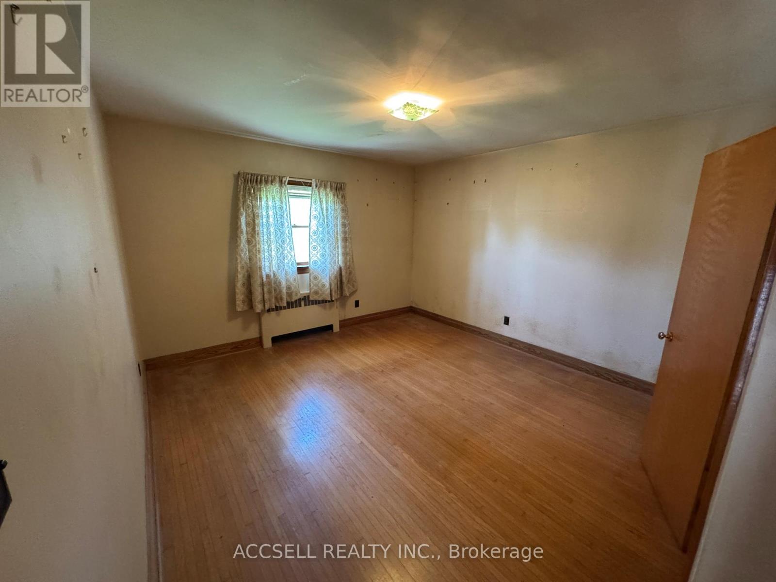 Photo 3 of 31 Lyman Street, London East ON
