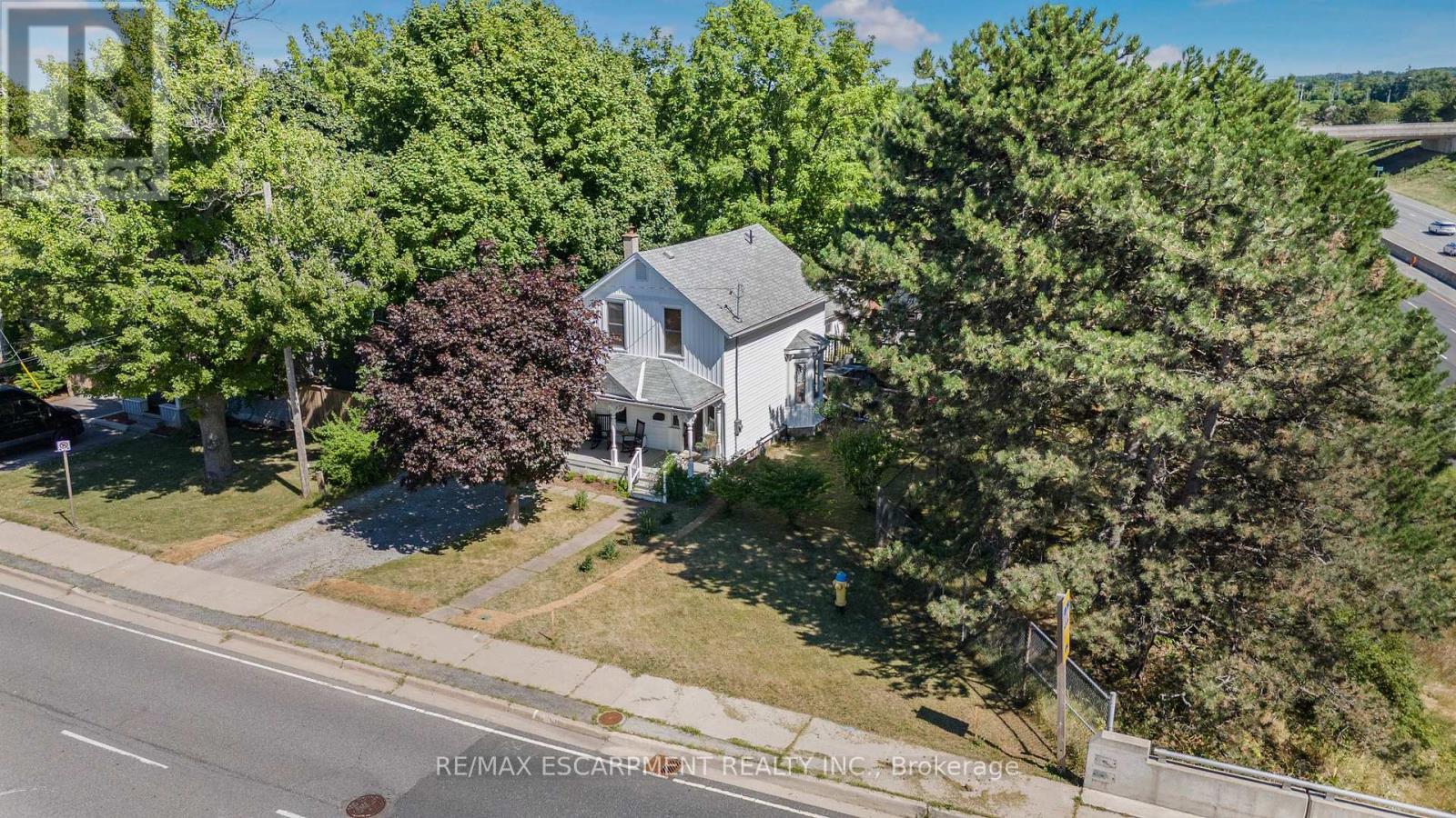Photo 4 of 374 Ontario Street, Grimsby ON