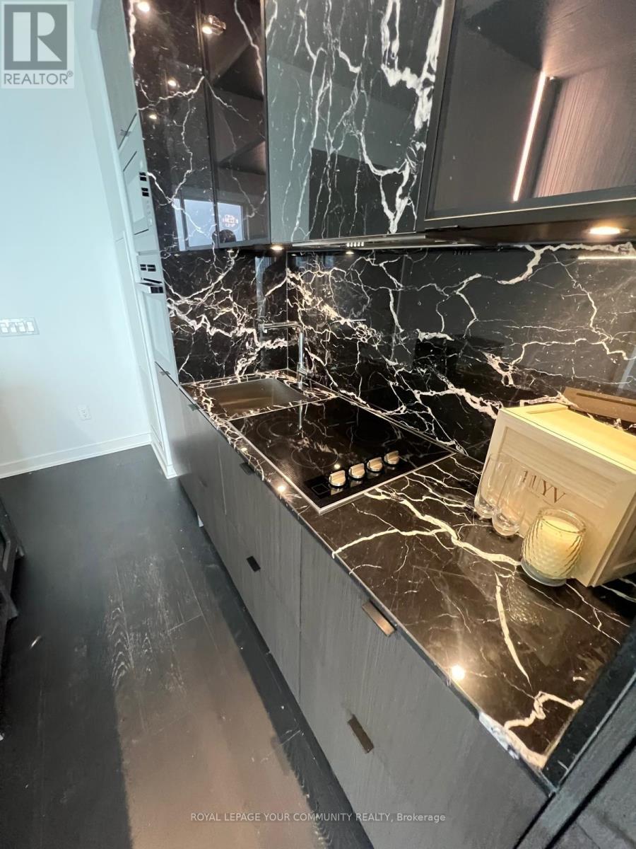 Photo 17 of 4710 11 Yorkville Avenue, Toronto ON
