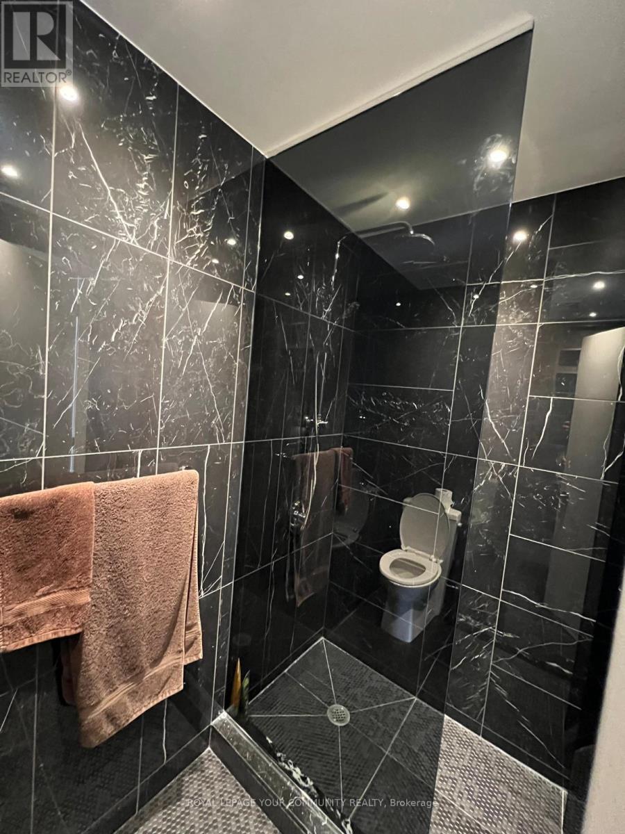 Photo 26 of 4710 11 Yorkville Avenue, Toronto ON