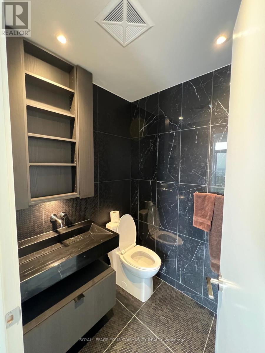 Photo 16 of 4710 11 Yorkville Avenue, Toronto ON