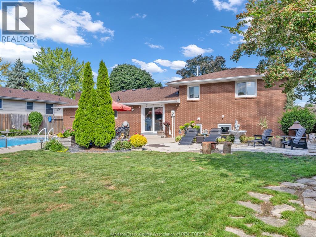 Photo 3 of 127 Mccallum Drive, Kingsville ON