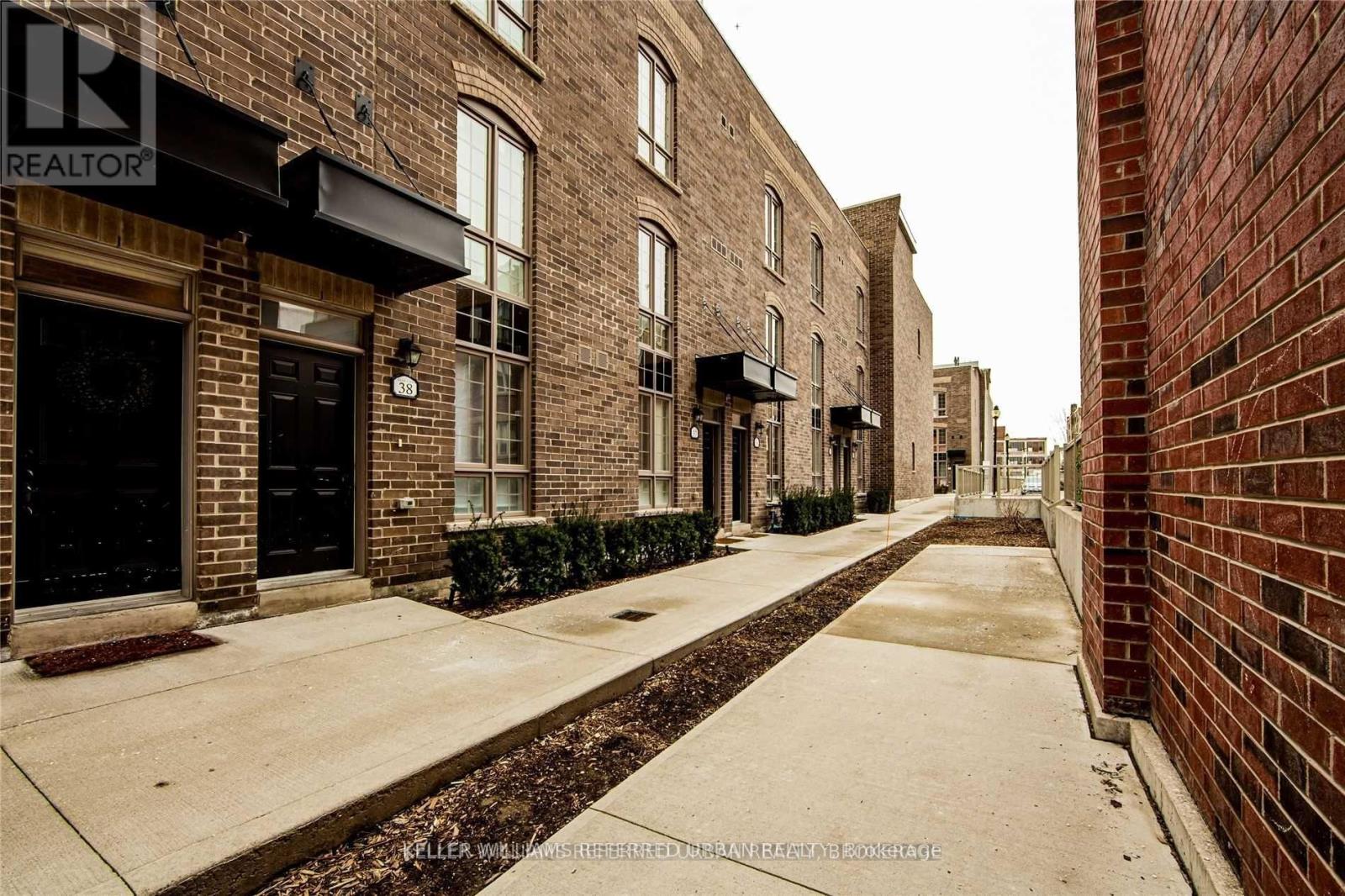 Photo 11 of 37 3 Elsie Lane, Toronto ON