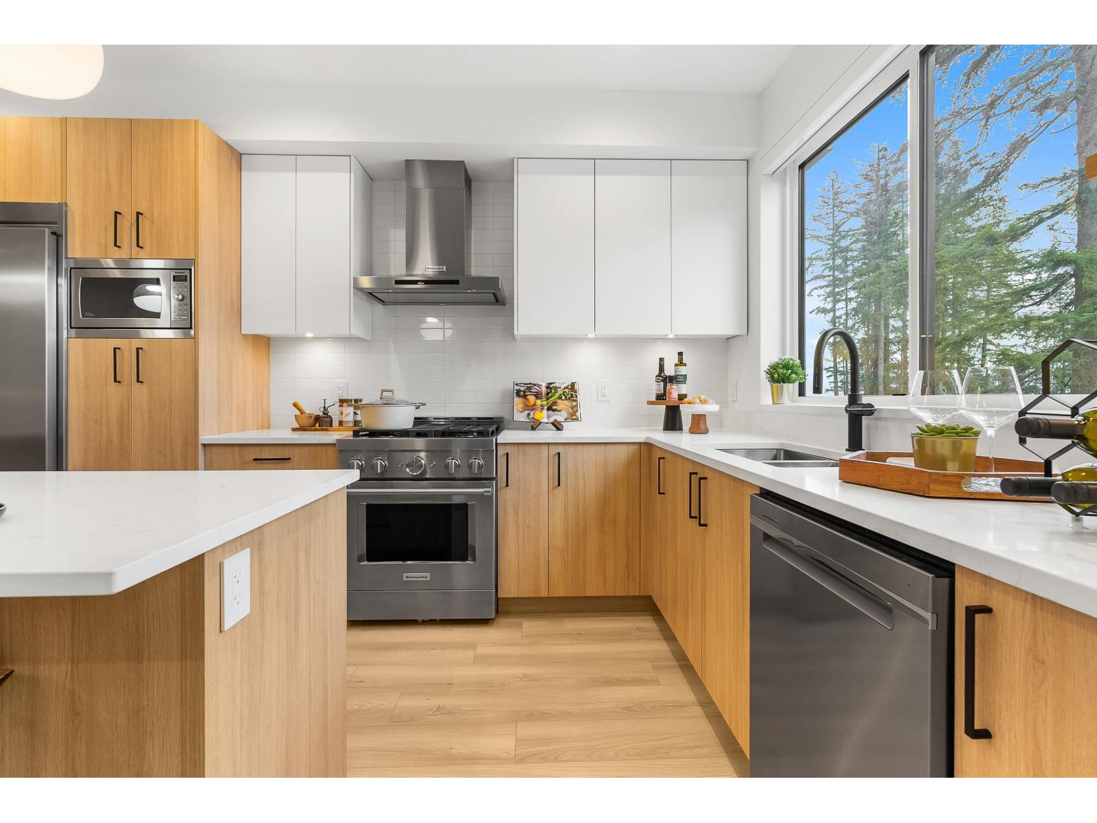 Photo 4 of 38 17538 100 Avenue, Surrey BC