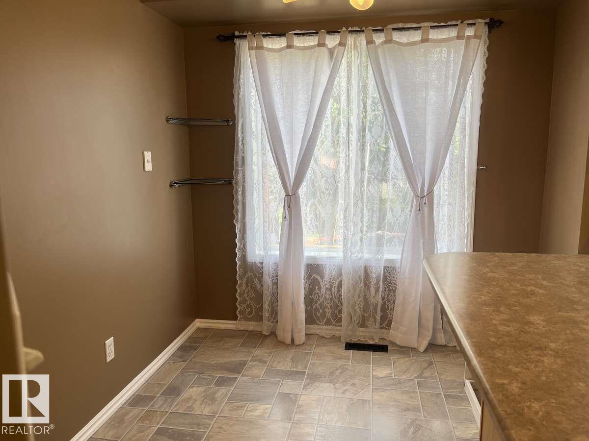 Photo 9 of 15210 103 Av Nw, Edmonton AB