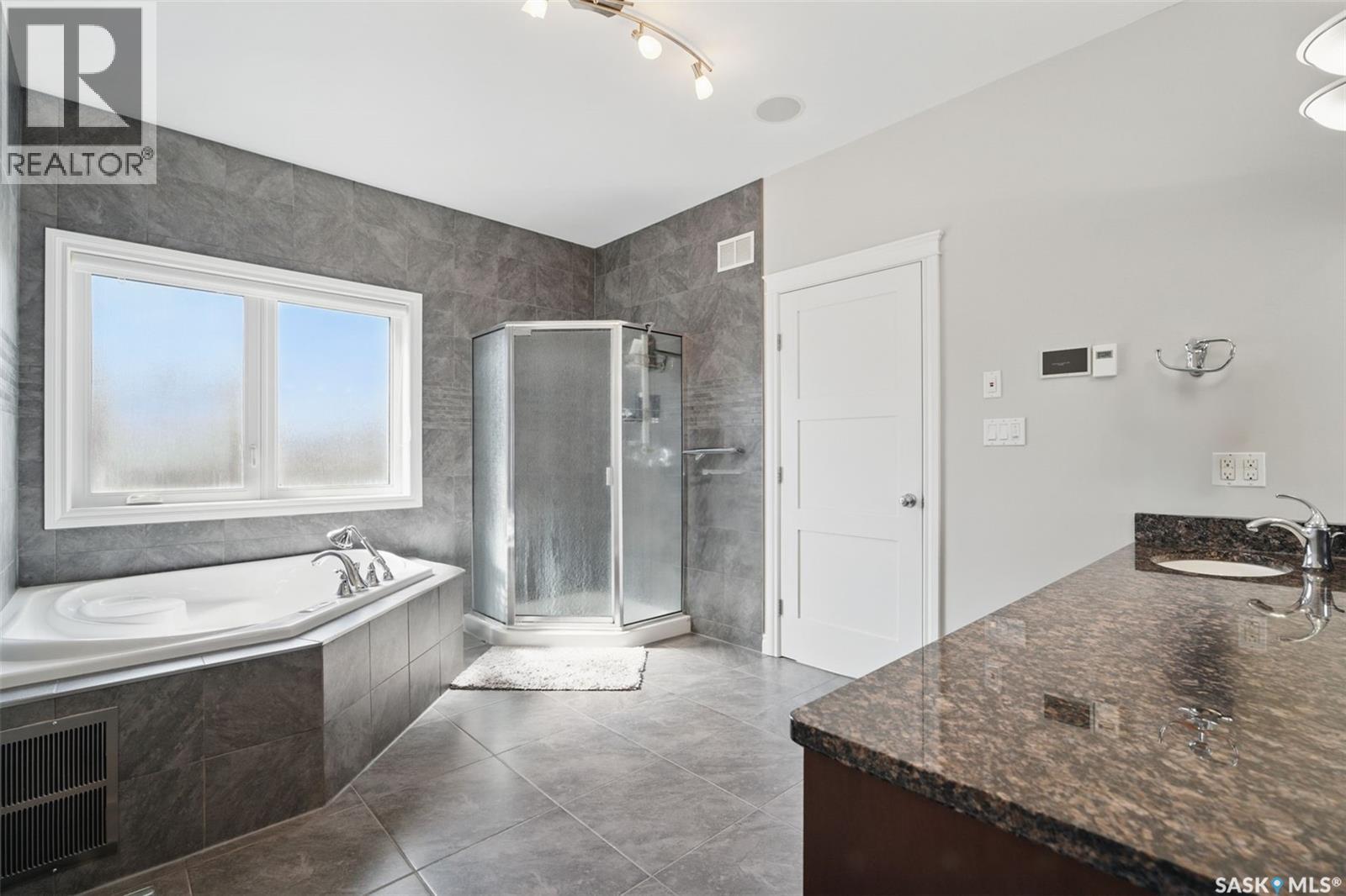 Photo 3 of 116 Hilliard Street E, Saskatoon SK
