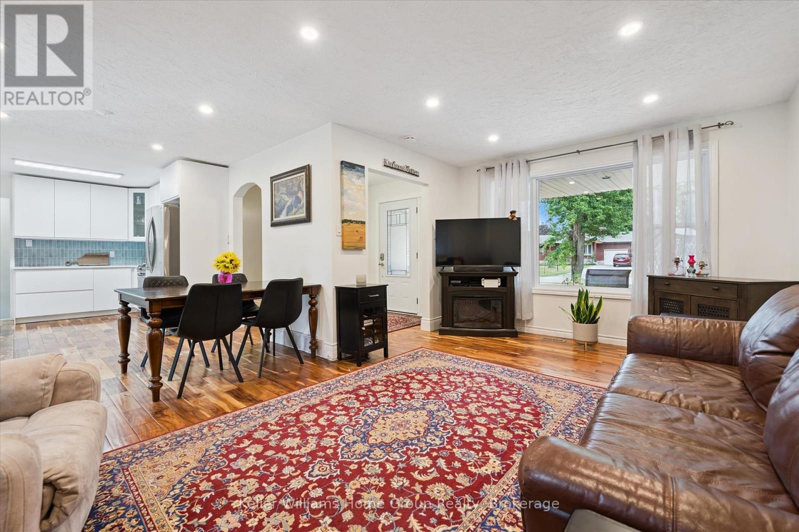 Photo 5 of 37 Victoria Crescent, Centre Wellington ON