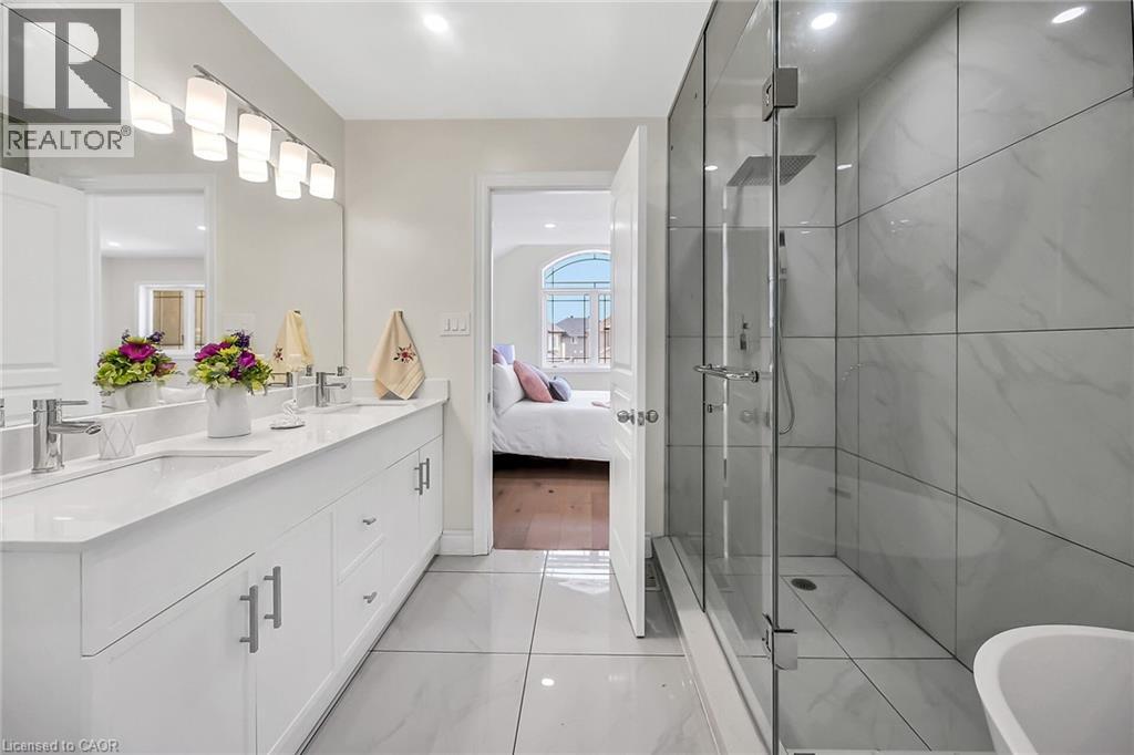 Photo 10 of 40 Davinci Boulevard, Hamilton ON