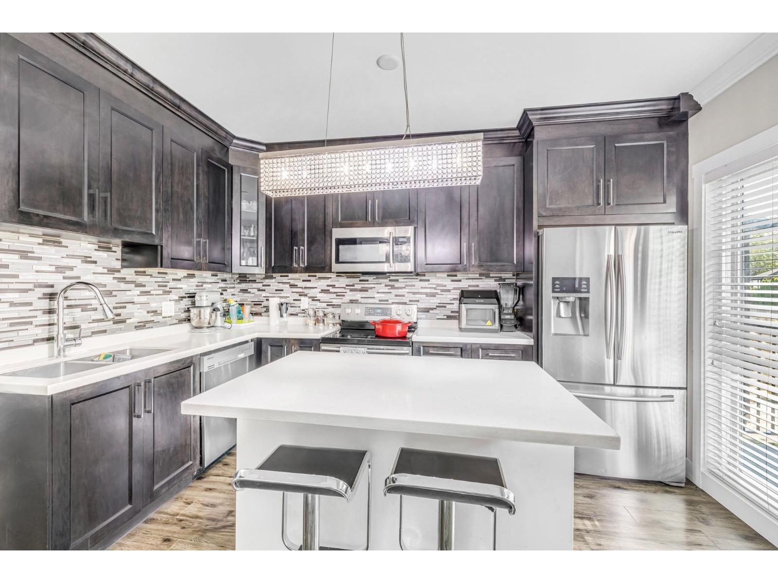 Photo 11 of 12 14388 103 Avenue, Surrey BC
