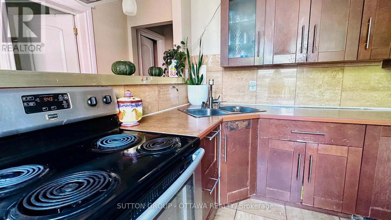 Photo 2 of 139 Eccles Street, Ottawa ON