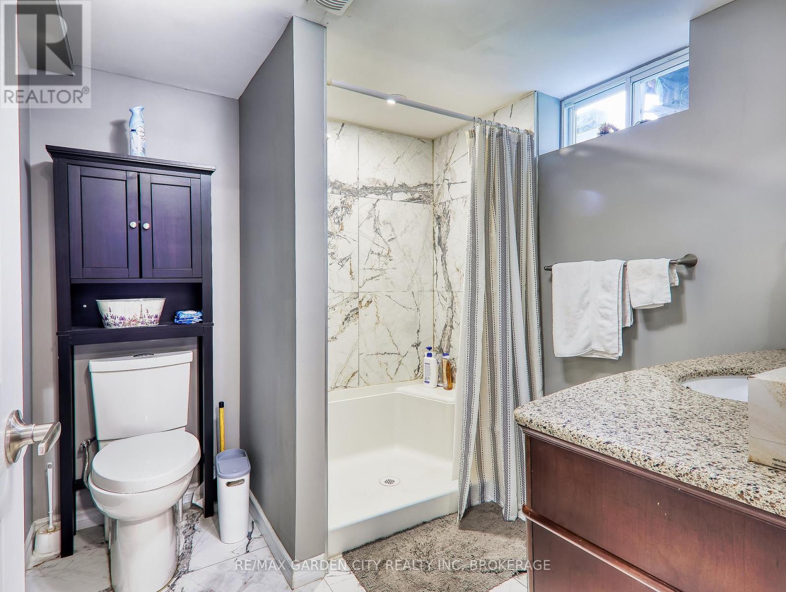 Photo 2 of 7 Chapman Court, St Catharines ON