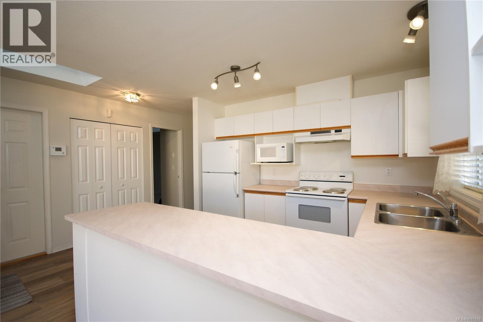 Photo 10 of 33 454 Morison Ave, Parksville BC