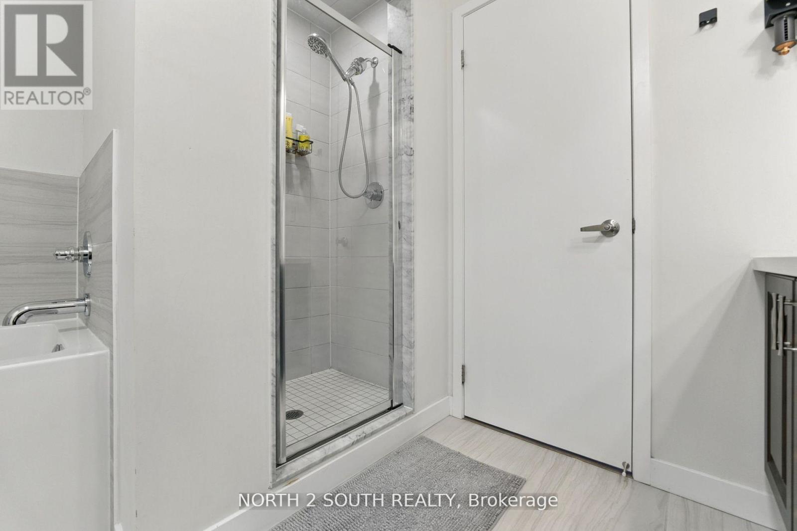 Photo 6 of 10 20 Thomas Armstrong Lane, Richmond Hill ON