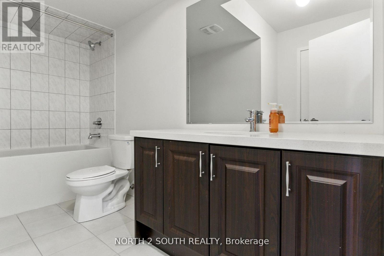 Photo 13 of 10 20 Thomas Armstrong Lane, Richmond Hill ON
