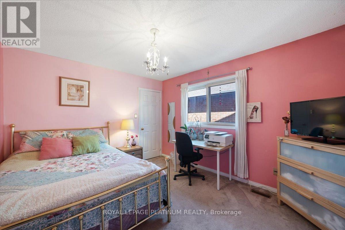 Photo 10 of 77 Lord Simcoe Drive, Brampton ON