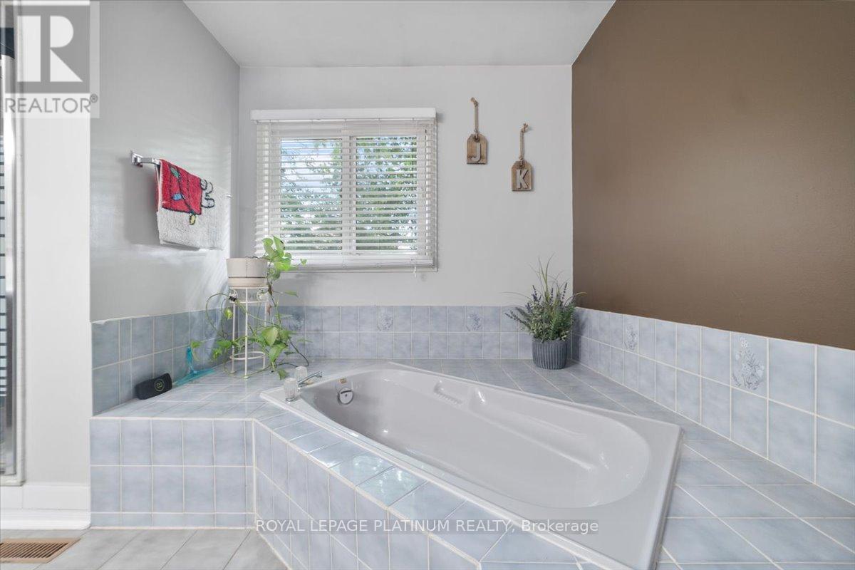 Photo 26 of 77 Lord Simcoe Drive, Brampton ON
