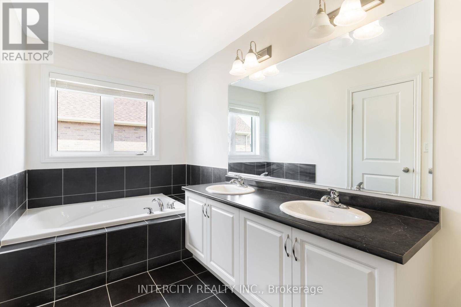 Photo 28 of 40 Donald Stewart Road, Brampton ON